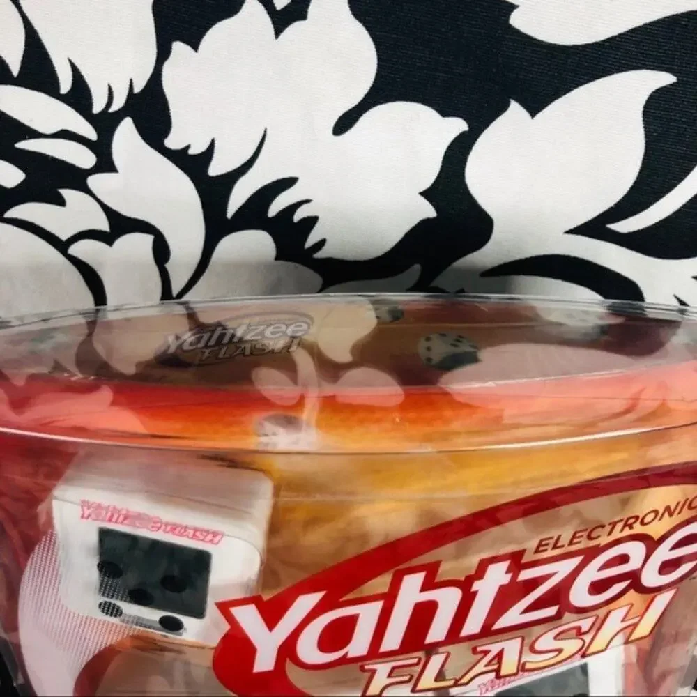 Yahtzee Electronic Flash Cubes -‎ The Smartest Dice You've Ever Rolled